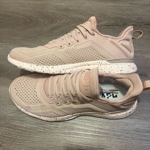 APL tech loom tracer women’s 9 athletic propulsion labs